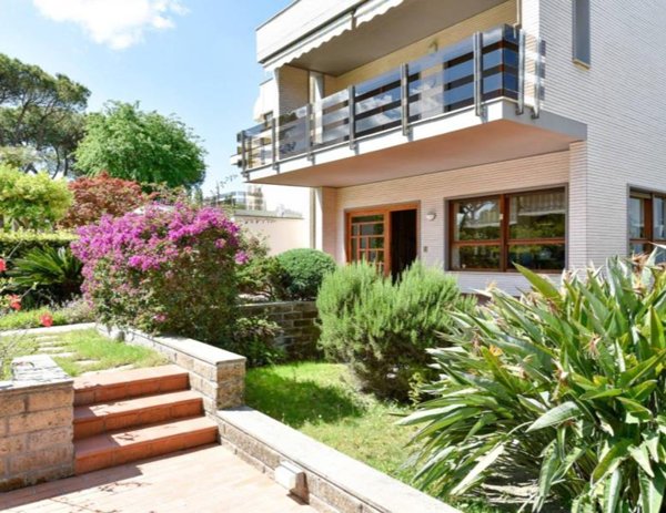 casa indipendente in vendita a Roma in zona Casal Palocco