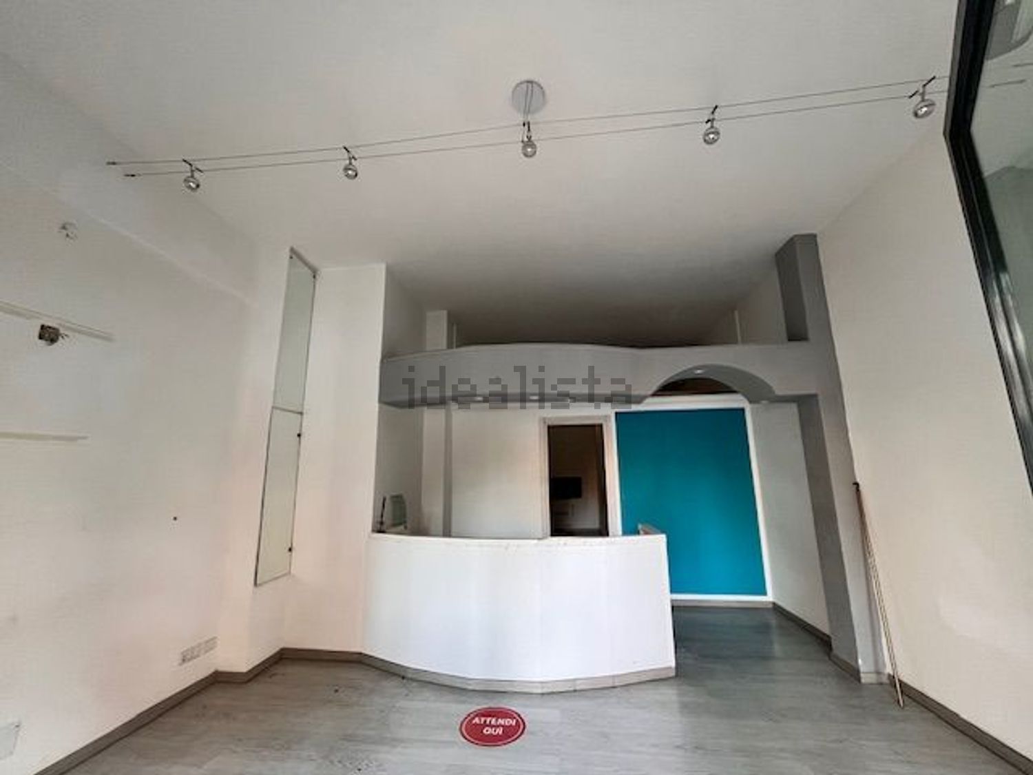 locale commerciale in vendita a Roma in zona Appio Claudio