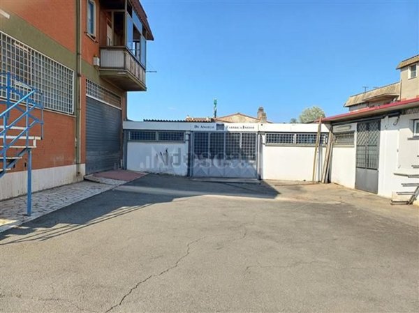 locale commerciale in vendita a Roma in zona Castelverde