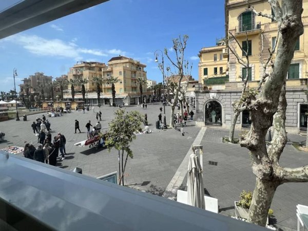 negozio in vendita a Roma in zona Castel Fusano