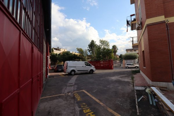 locale commerciale in vendita a Roma in zona Romanina