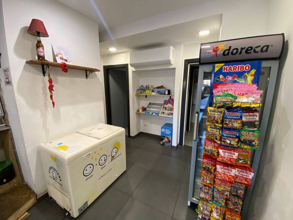 negozio in vendita a Roma in zona Collatino