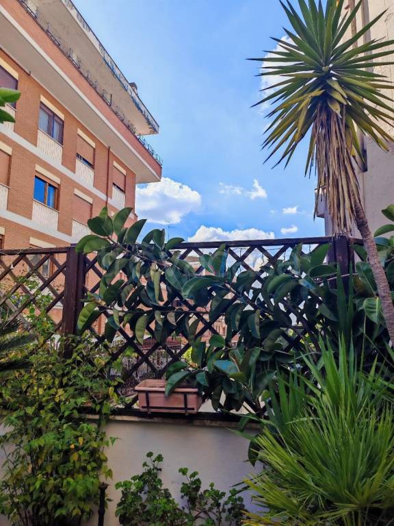 appartamento in vendita a Roma in zona Ardeatino