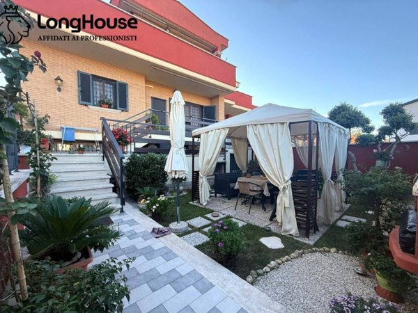 casa indipendente in vendita a Roma in zona Finocchio