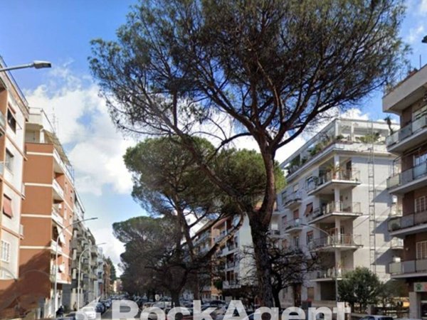 negozio in vendita a Roma in zona Ardeatino