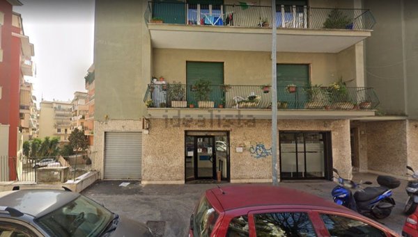 locale commerciale in vendita a Roma in zona Appio Latino