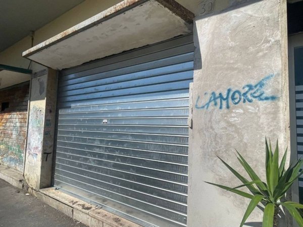 negozio in vendita a Roma in zona Castel Fusano