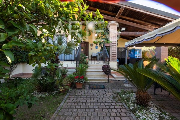 casa indipendente in vendita a Roma in zona Infernetto