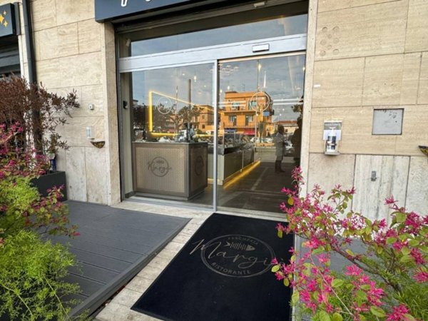 negozio in vendita a Roma in zona Borghesiana