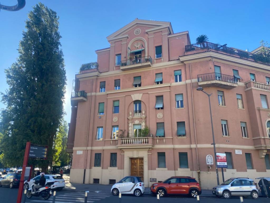 locale commerciale in vendita a Roma in zona Della Vittoria