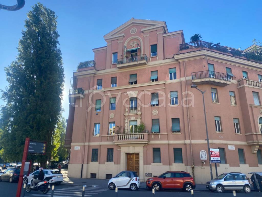 locale commerciale in vendita a Roma in zona Della Vittoria