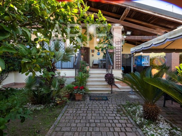 casa indipendente in vendita a Roma in zona Axa