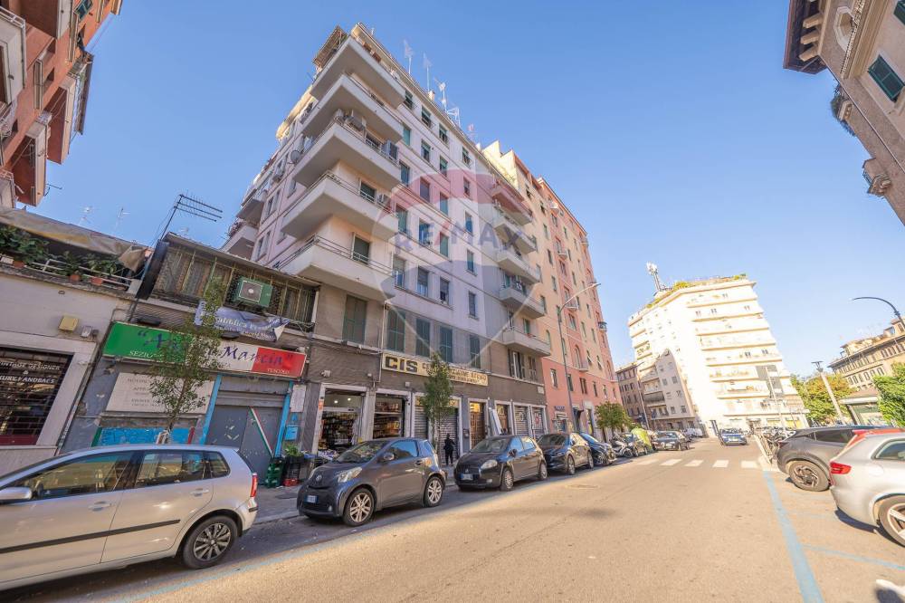 locale commerciale in vendita a Roma in zona Appio Latino