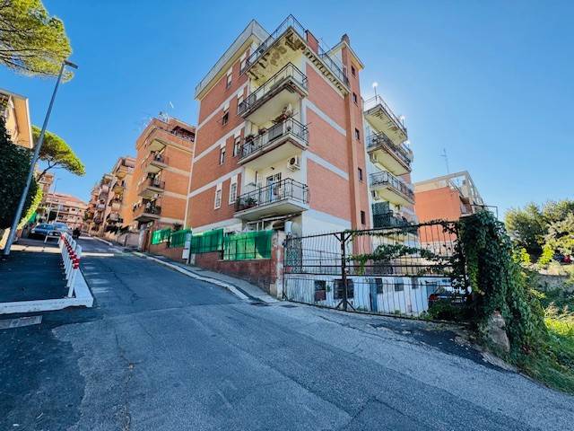 negozio in vendita a Roma in zona Colle del Sole
