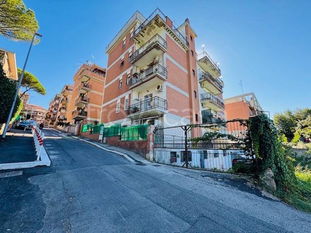 negozio in vendita a Roma in zona Colle del Sole