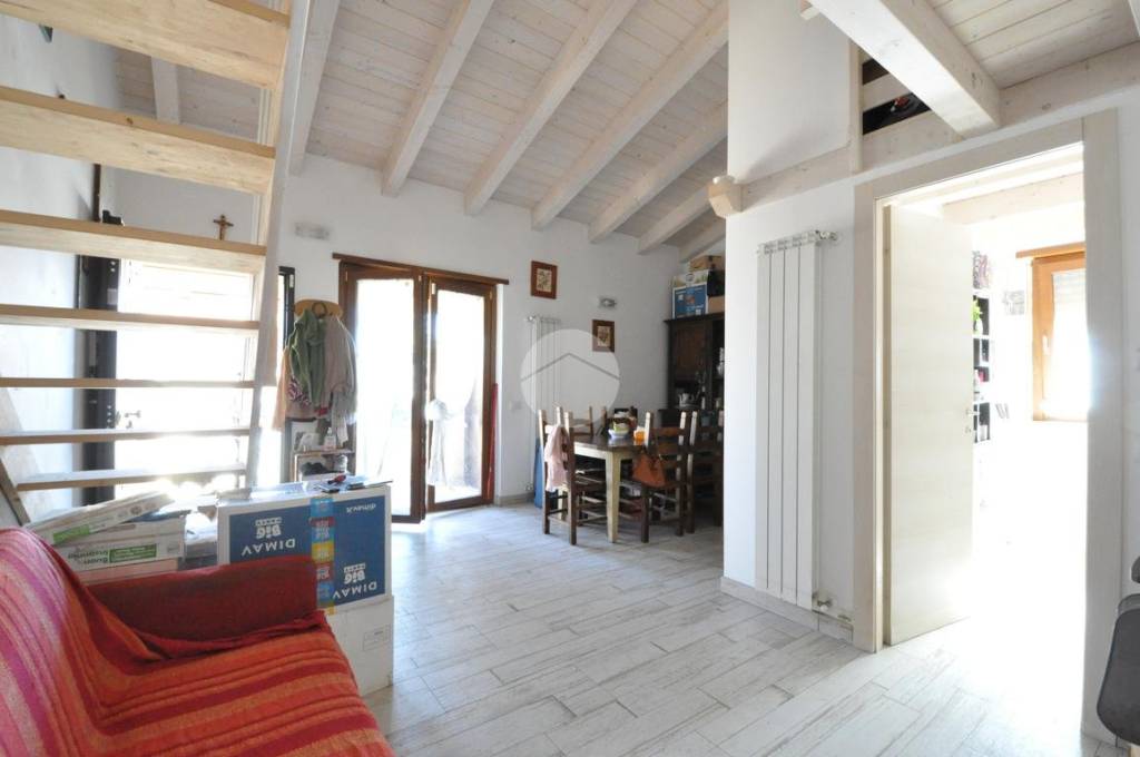 casa indipendente in vendita a Roma in zona Lago Regillo