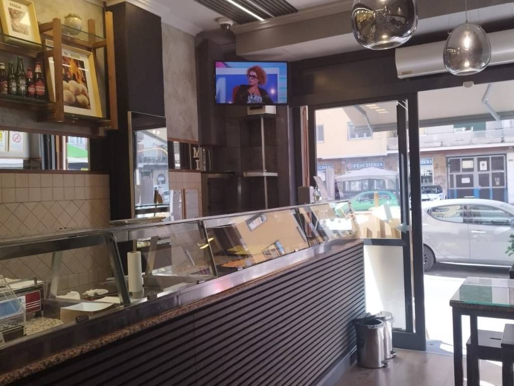 negozio in vendita a Roma in zona Cinecittà
