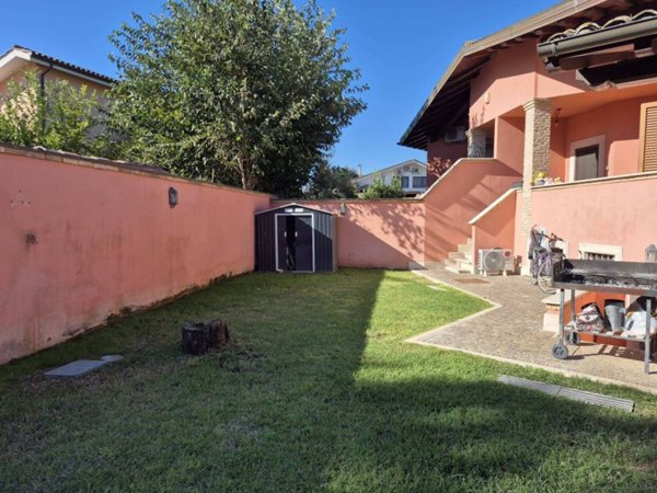 casa indipendente in vendita a Roma in zona Infernetto