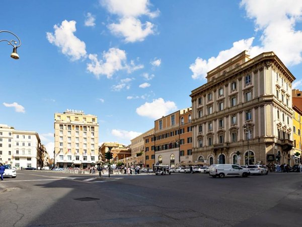 appartamento in vendita a Roma in zona Trevi-Colonna