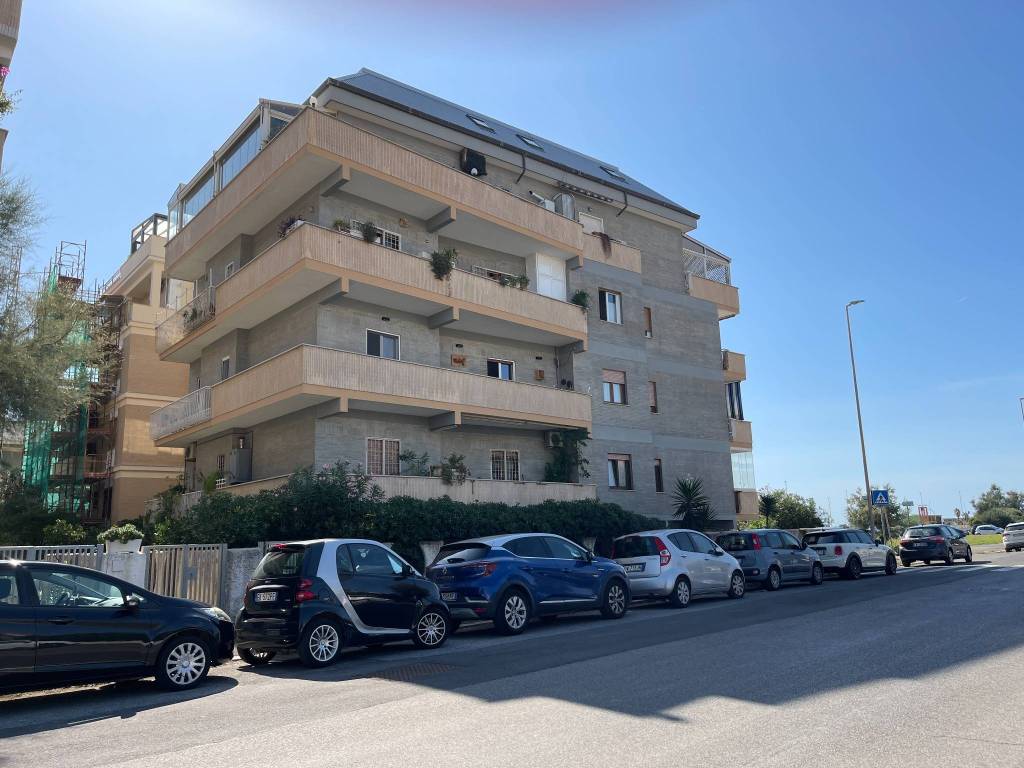 appartamento in vendita a Roma in zona Castel Fusano