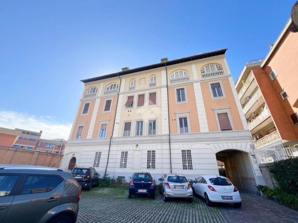 appartamento in vendita a Roma in zona Tuscolano