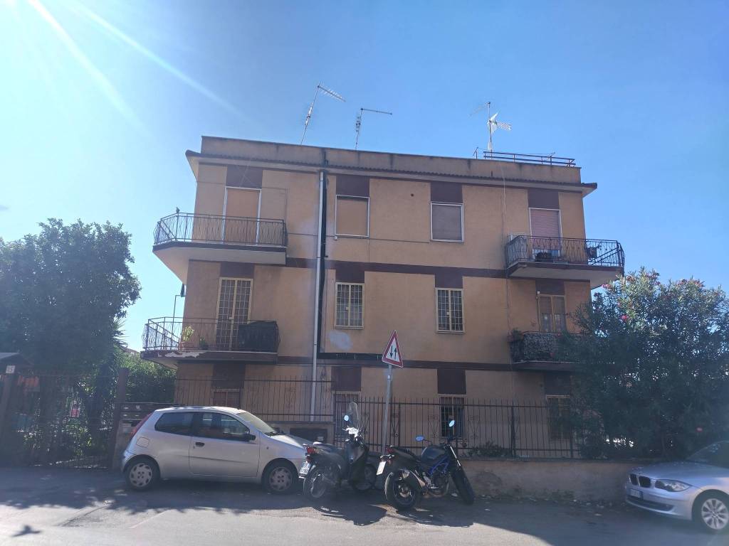 appartamento in vendita a Roma in zona Torre Angela