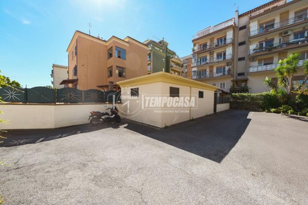 appartamento in vendita a Roma in zona Tomba di Nerone