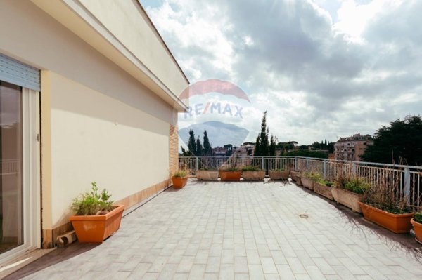 appartamento in vendita a Roma in zona Tomba di Nerone