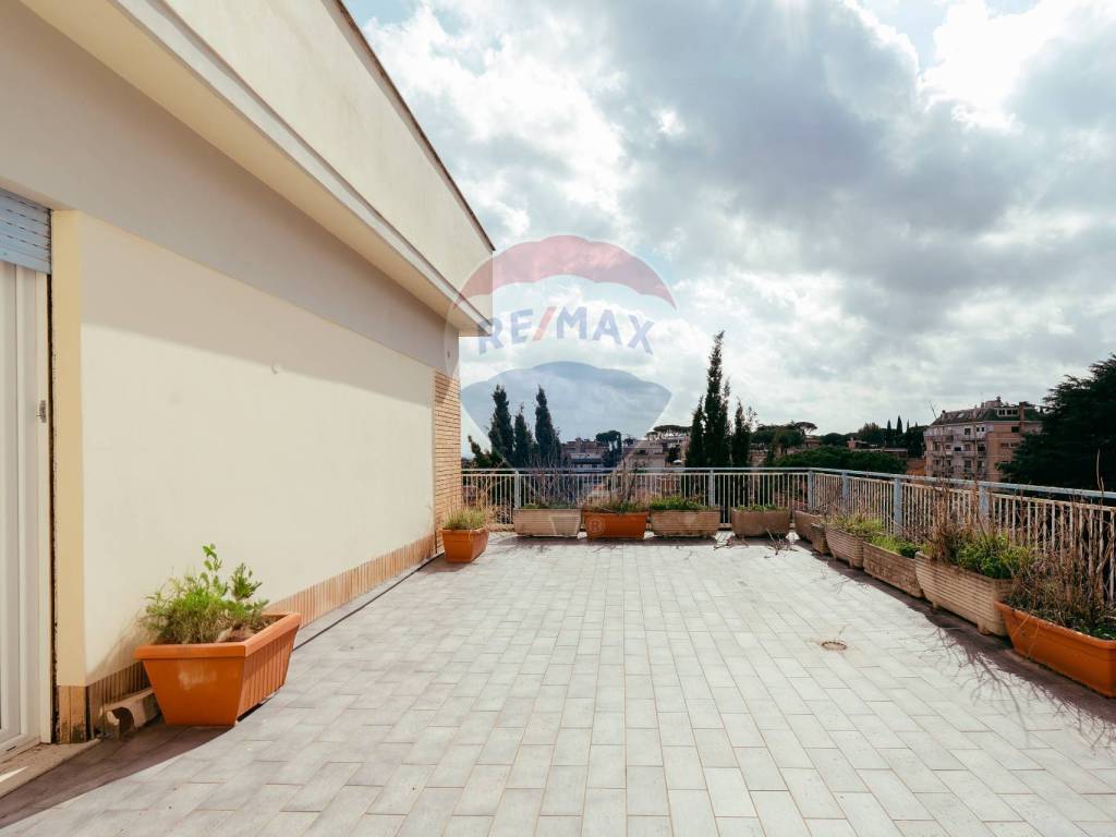 appartamento in vendita a Roma in zona Tomba di Nerone