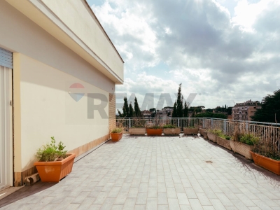 appartamento in vendita a Roma in zona Tomba di Nerone