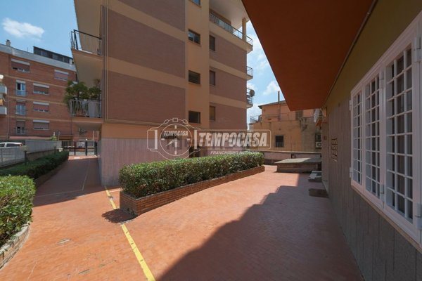 appartamento in vendita a Roma in zona Tomba di Nerone