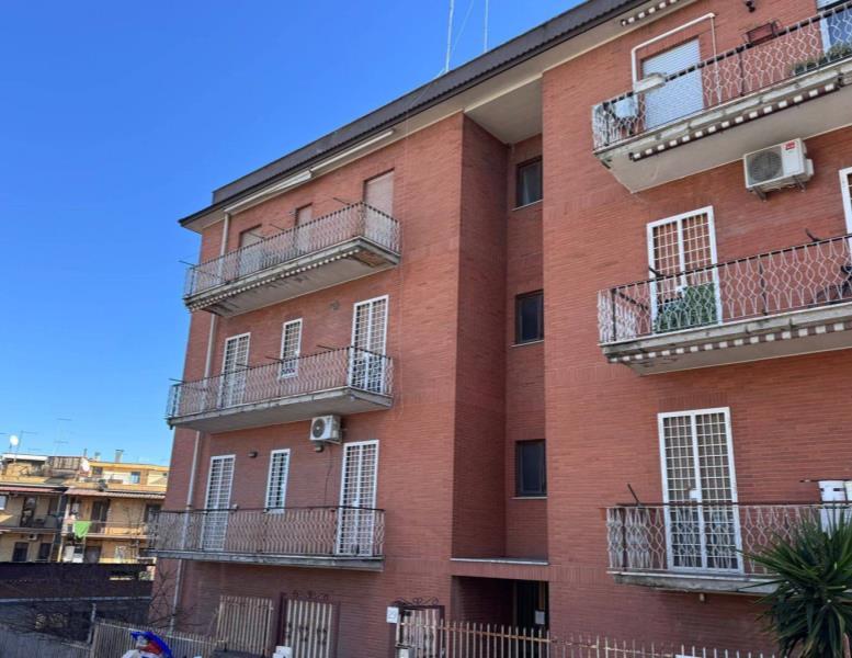 appartamento in vendita a Roma in zona Torre Angela