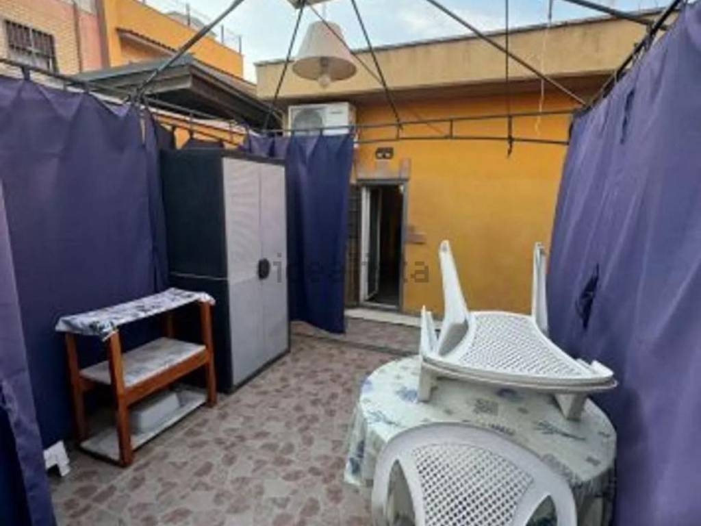 appartamento in vendita a Roma in zona Lago Regillo