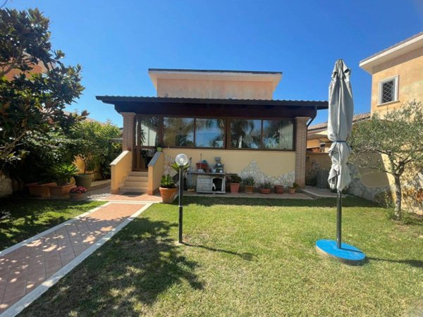 casa indipendente in vendita a Roma in zona Castel Fusano