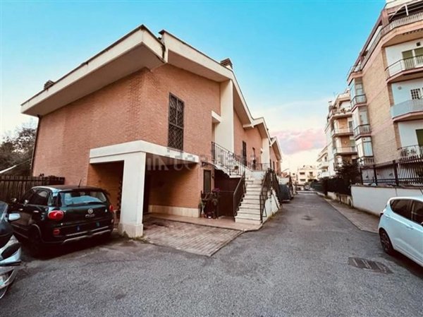 appartamento in vendita a Roma in zona Tomba di Nerone