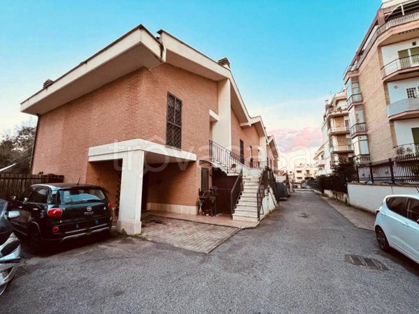 appartamento in vendita a Roma in zona Tomba di Nerone