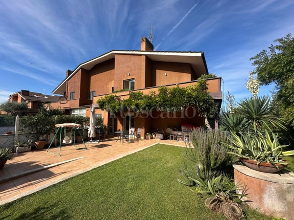 casa indipendente in vendita a Roma in zona Massimina/Casal Lumbroso