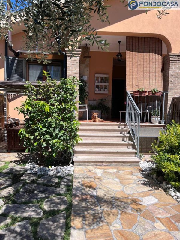 casa indipendente in vendita a Roma in zona Lunghezza