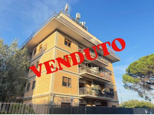 appartamento in vendita a Roma in zona Corviale