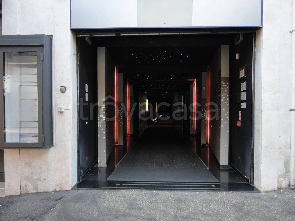 negozio in vendita a Roma in zona Tuscolano