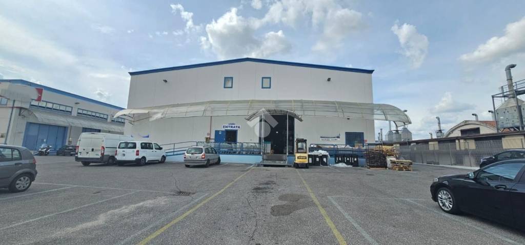 locale commerciale in vendita a Roma in zona Romanina