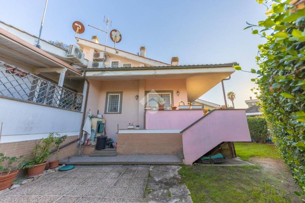 casa indipendente in vendita a Roma in zona Infernetto
