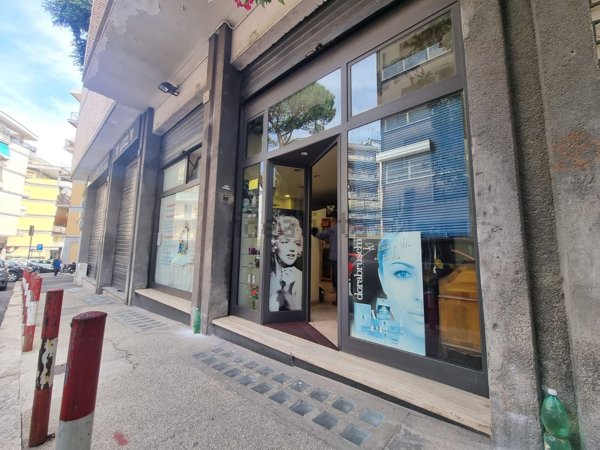 locale commerciale in vendita a Roma in zona Collatino