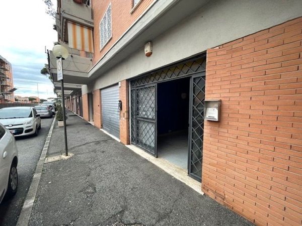 locale commerciale in vendita a Roma in zona Dragoncello