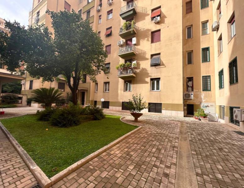 appartamento in vendita a Roma in zona Appio Latino