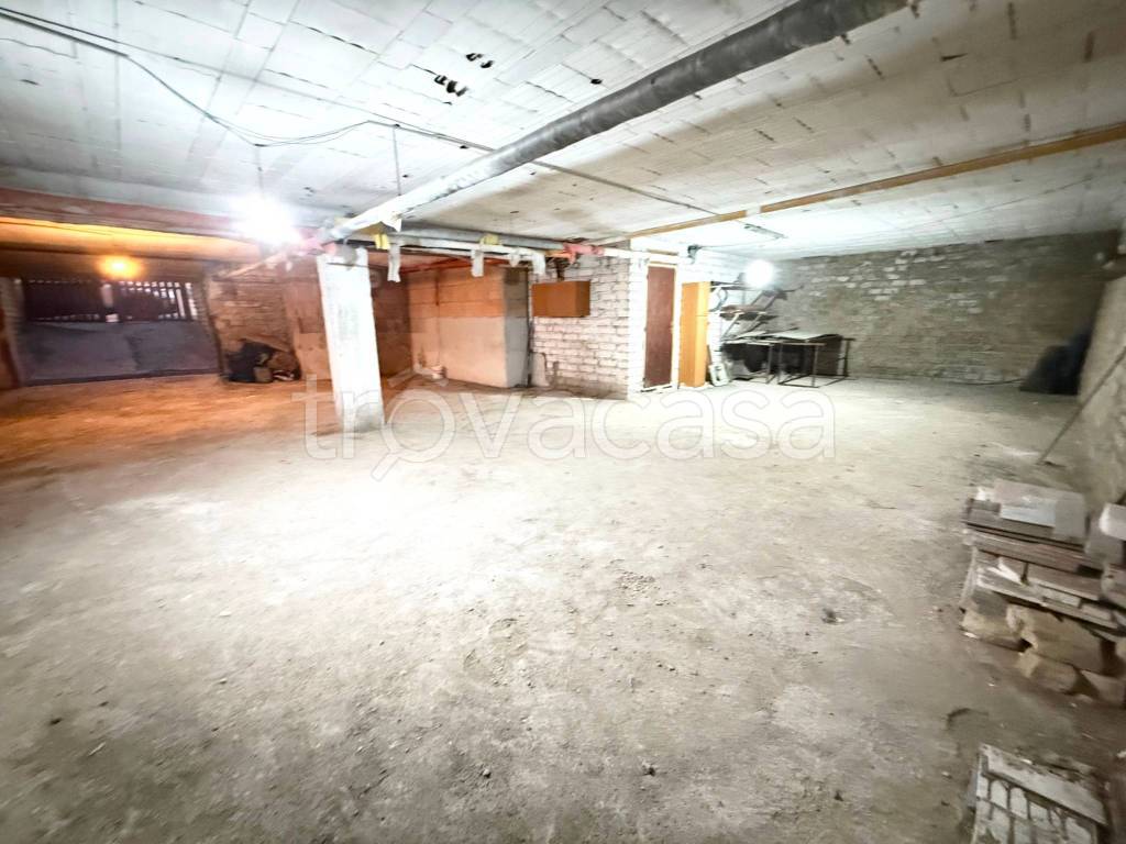 locale di sgombero in vendita a Roma in zona Dragona/Bagnoletto