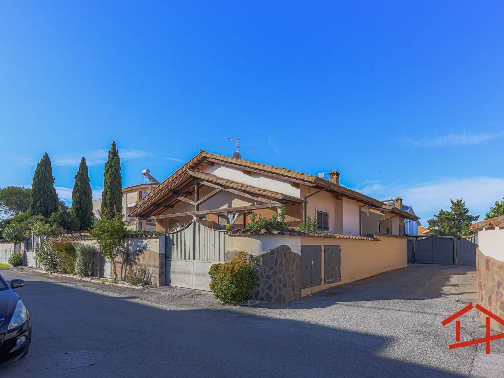 casa indipendente in vendita a Roma in zona Ostia Antica