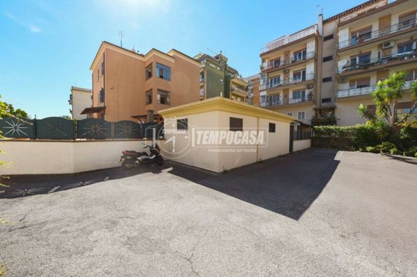 appartamento in vendita a Roma in zona Tomba di Nerone