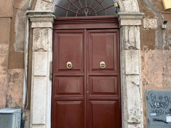 locale commerciale in vendita a Roma in zona Rione Monti/Campitelli