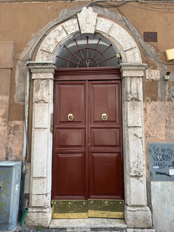 locale commerciale in vendita a Roma in zona Rione Monti/Campitelli